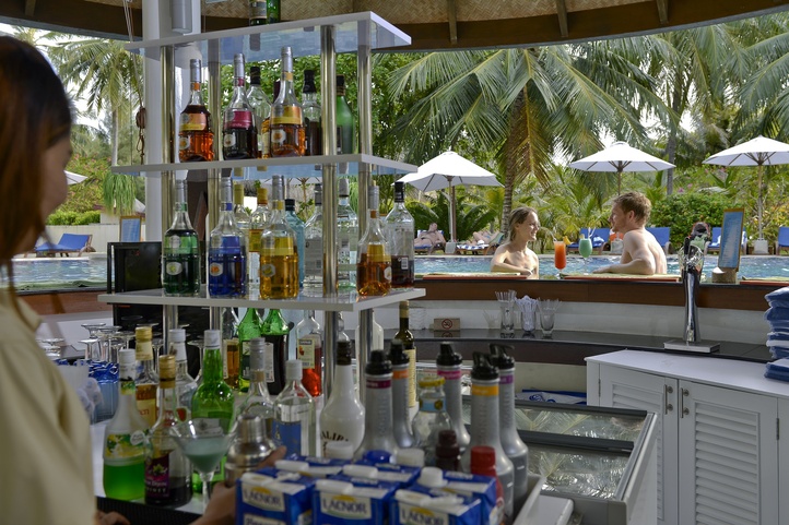 Bandos Maldives Бар У Бассейна
